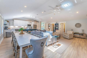 STEPS TO THE BEACH, Updated, Walk to and Restaurants, Private Pool, Ping Pong